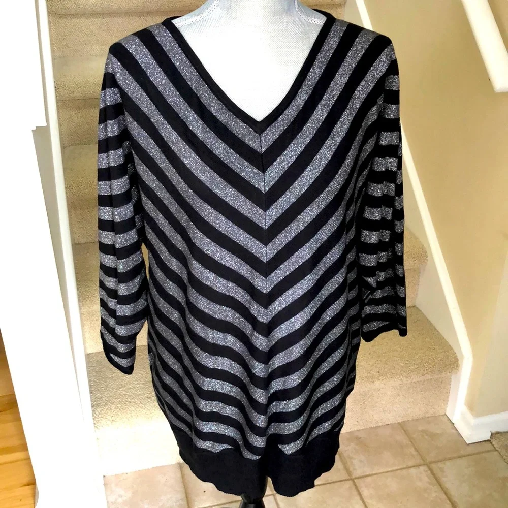 New Joan Vass women’s shimmer top. Size 2X. Black and metallic silver shimmer. - Picture 2 of 9